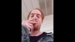 Fumando um cigarro