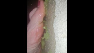 Smashing sappige druiven onder mijn grote tenen close-up onder en zij pov