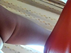 くちゅくちゅえっちな音を立てながらのオナニー。くしゃみをした拍子にイク日本人女性。