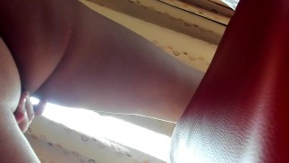 くちゅくちゅえっちな音を立てながらのオナニー。くしゃみをした拍子にイク日本人女性。