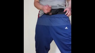 Grosse bite dans un pantalon de gym masturbation