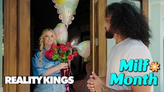 REALITY KINGS - Blonde MILF Jenna Starr solo quiere una gran polla dura para montar para el día de la madre