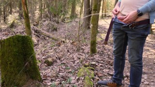 Волосатый возбужденный мужик со стояком ссыт в весеннем лесу прямо на камеру