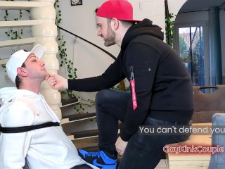 Привязанный к стулу по его милости,