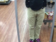 Store Wetting - Screenshot 6 of 16 - Pee