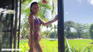 La maigre latina Violeta Grey chevauche une bite en vacances