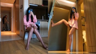 Ladyboy chinoise en robe rose ouvre la porte de sa chambre d'hôtel et jouit sur ses bas