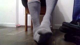 Slippers en sokken uittrekken en vuile voeten wrijven!!