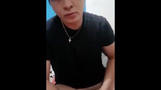 Chico asiático masturbándose usando su nuevo Fleshlight