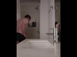 ハメ撮り:あなたはシャワーであなたのニンフォ元が自分自身をクソしているのを捕まえました