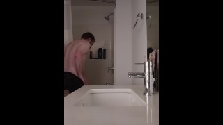 ハメ撮り:あなたはシャワーであなたのニンフォ元が自分自身をクソしているのを捕まえました