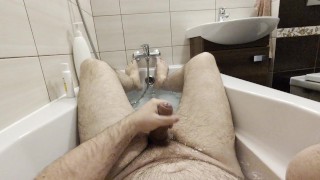 Masturbacja do finału podczas relaksującej kąpieli, ale to był orgazm!