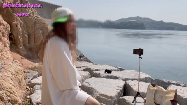 【個人撮影】海から丸見えの開放的な場所で旦那以外の他人棒を咥える人妻！不倫カップルフェラ投稿映像