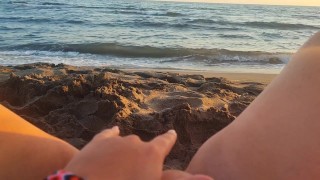 Mijn kleine poesje aanraken op het strand