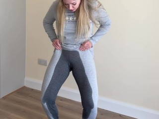 Meisje Wanhopig Plassen in Haar Pyjamabroek