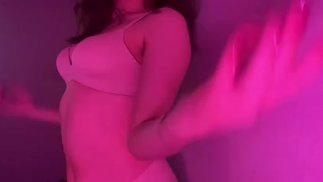 Skinny Mädchen mit perfektem Körper in sexy Kleidung🥵