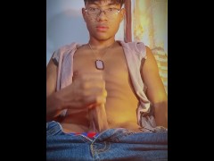 Chico se masturba tiene gran corrida en sus manos