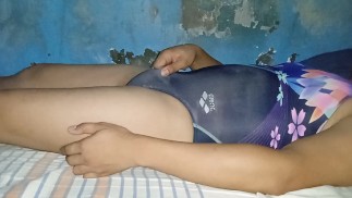 Cumshot 身着花式花卉印花连体泳衣