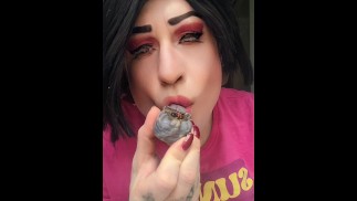 Ранним утром покурите сеш, чтобы обкурить травку с вашей любимой транс-девушкой.