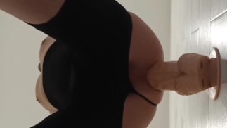 Scopare con un grosso dildo in piedi