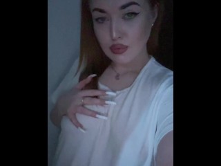 Красивая студентка жмякает свою грудь.