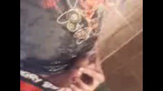 在自己身上撒尿（旧的短信质量，对不起）