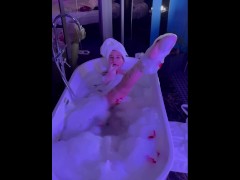 Блондинка с большими сиськами принимает ванную