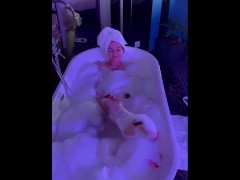 Блондинка с большими сиськами принимает ванную - Screenshot 16 of 16 - блондинка