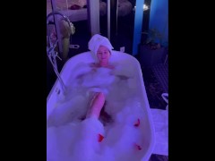 Блондинка с большими сиськами принимает ванную - Screenshot 9 of 16 - большиесиськи