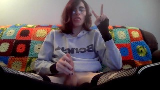 Cutie femboy edges op webcam eindigend met een enorme cumshot!