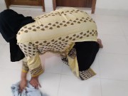 Preview 1 of كانت عمتي البنجاب المسلمة الساخنة تنظف المنزل عندما رآها صبي الجيران ومارس الجنس - Punjabi Aunty Sex