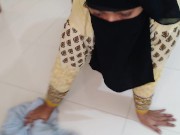 Preview 2 of كانت عمتي البنجاب المسلمة الساخنة تنظف المنزل عندما رآها صبي الجيران ومارس الجنس - Punjabi Aunty Sex