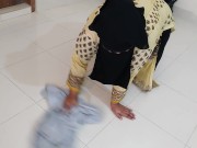 Preview 5 of كانت عمتي البنجاب المسلمة الساخنة تنظف المنزل عندما رآها صبي الجيران ومارس الجنس - Punjabi Aunty Sex