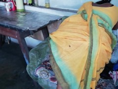 (බොරුව දාන්න එපා පුංචි එක පාරක් කරමු)පුංචිගේ සාරිය ගලවන්න තිබුනු ආසාවක්. Srilanka fucking home.