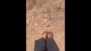 Pies descalzos naturales en la naturaleza