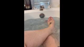 BBW Belle-mère MILF longues jambes et fétichisme des pieds dans la baignoire