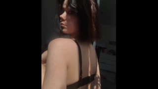Estudiante sexy en lencería haciendo twerking ante la cámara🥵😍
