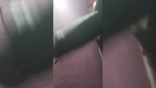 Chica de culo masivo me atrapó masturbándose en una espera pública