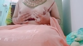 Indian Gay Crossdresser Gaurisissy pressionando seus peitos grandes e dedilhando em sua bunda grande raspada limpa