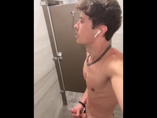 在所有人面前完全勃起......🍆