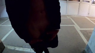 menino masturbando seu pau grande em uma passagem subterrânea