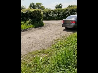在炎热阳光明媚的周日下午和荒芜的农家院子里裸车意味着满载的射精！