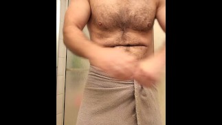 Ours musclé poilu fléchissant avant la douche