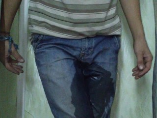 3 De Outubro De 2013. 19 Anos. Eu me Mijei Na Minha Calça Jeans Velha.