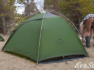 Una Bionda Chic Senza Mutandine Raccoglie Una Tenda. Dilettanti Peeping