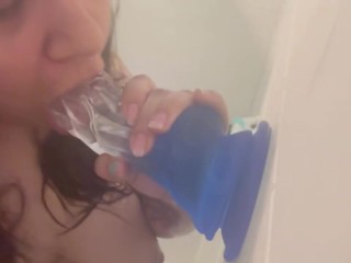 Глубокий минет 8-дюймового фаллоимитатора в горло, как профессионал #4k 120 кадров в секунду