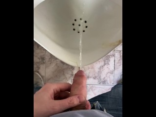 Man Plast in Een Openbaar Toilet POV