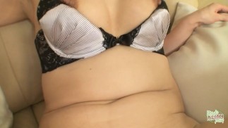 Вступление в сексуальную активность с возбуждённой азиатской дамой, которая получает удовольствие от орального секса с теми, у кого есть