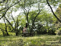 大自然の中で森林浴の快感とセックスの快感が入り交じりエクスタシーを感じるギャルカップル - Screenshot 4 of 16 - 野外