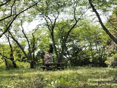 大自然の中で森林浴の快感とセックスの快感が入り交じりエクスタシーを感じるギャルカップル - Screenshot 5 of 16 - 露出